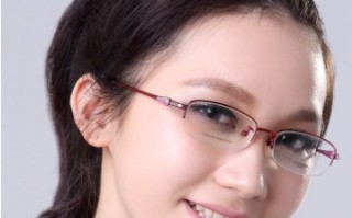皮肤黄戴什么眼镜架显白，皮肤黄戴什么颜色的玉手镯好看