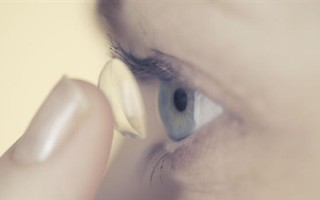透明隐形眼镜怎么取，透明隐形眼镜怎么取下来